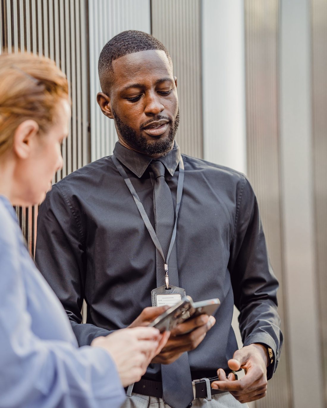 Professionnels echangeant sur une mission d accompagnement d entreprise