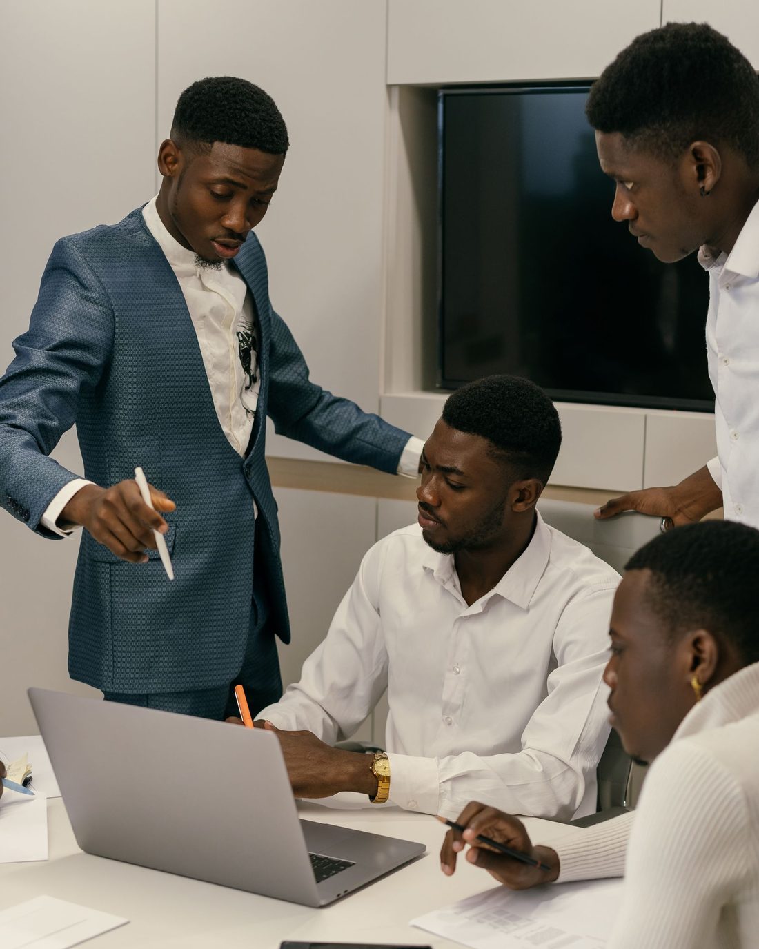 Collaborateurs ATOMA Consortium echangeant autour d un projet client