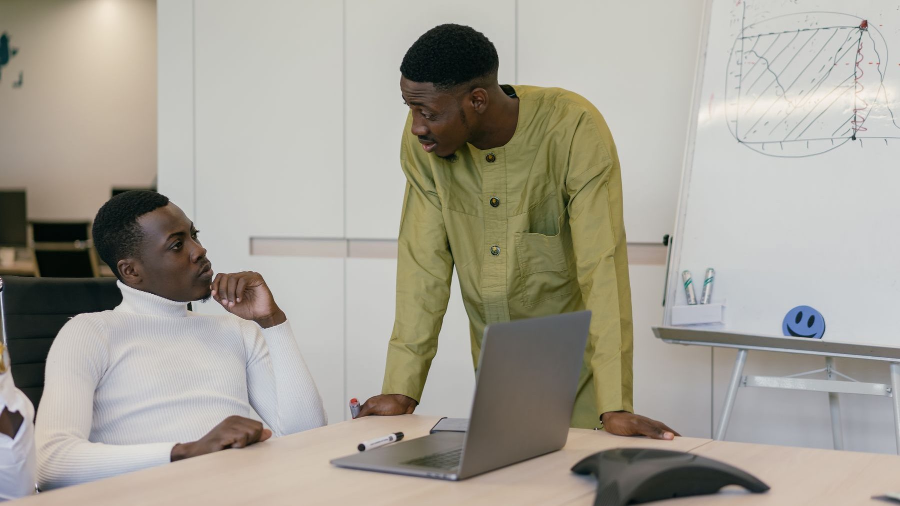 Deux professionnels travaillant sur la strategie d une organisation
