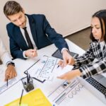 Equipe en session de travail autour de documents d analyse